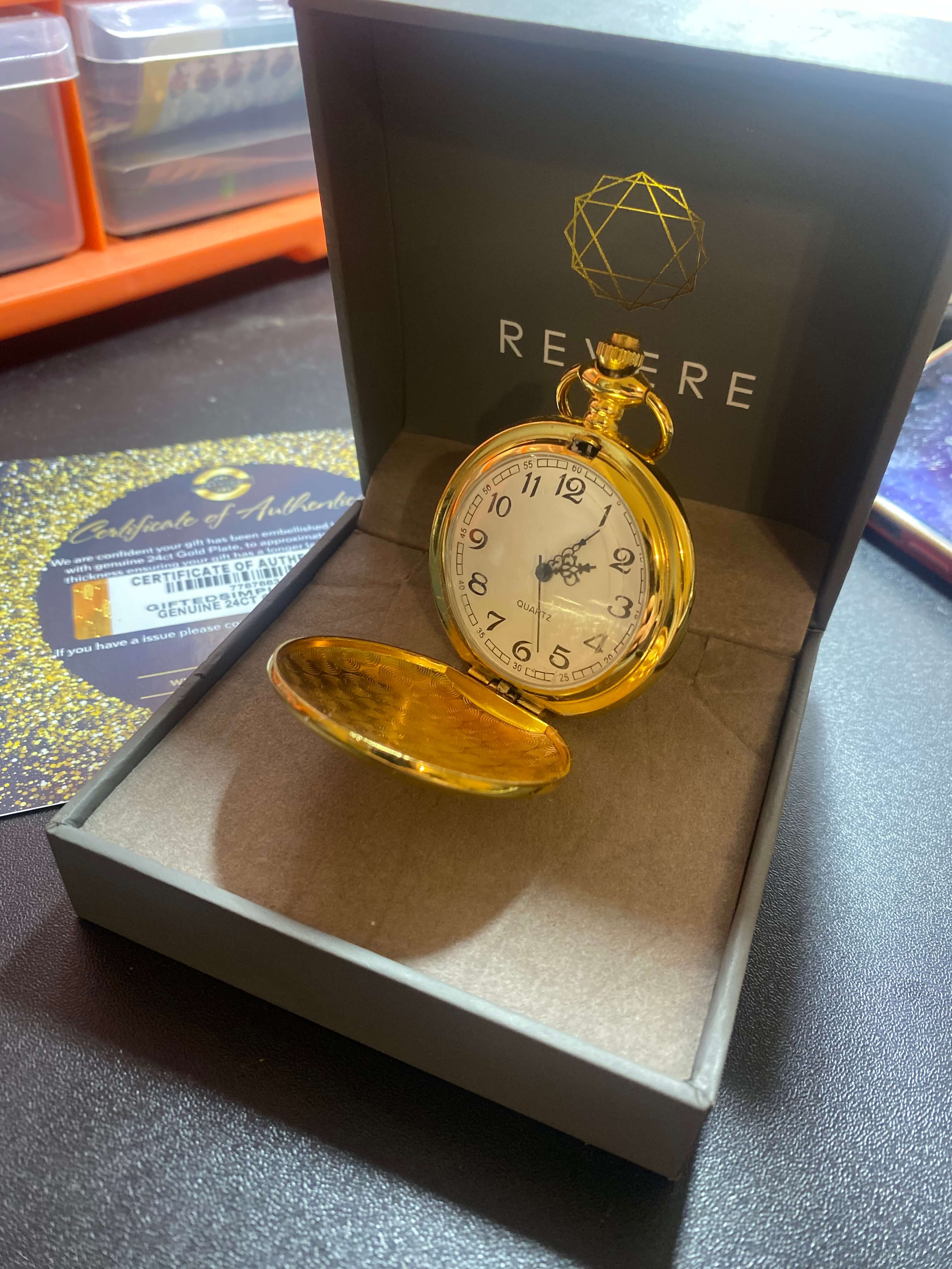 24 Karat vergoldete Herren-Taschenuhr, graviert, offener Gehäusedeckel, Quarz-Analog-Uhr